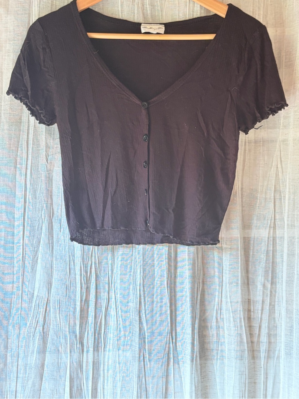 Gaze Black Short-Sleeve V-Neck Button Crop Top S